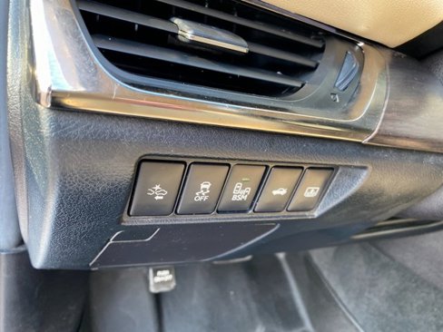 Used 2016 Toyota Avalon Limited image 19