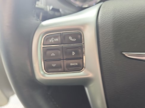 Used 2012 Chrysler Town & Country Touring image 15