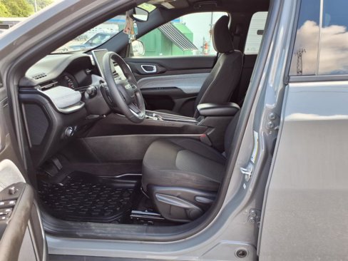 Used 2023 Jeep Compass Sport image 10