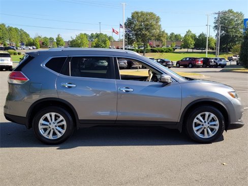 Used 2015 Nissan Rogue SV image 2