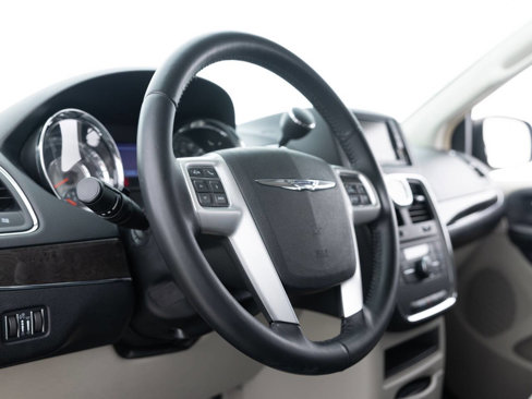 Used 2016 Chrysler Town & Country Touring image 23