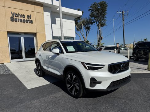 Certified 2024 Volvo XC40 B5 Plus image 1