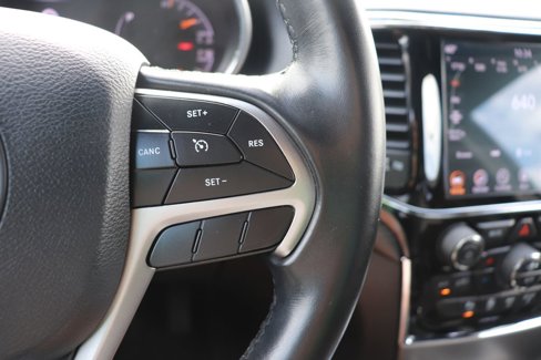 Used 2020 Jeep Grand Cherokee Laredo w/ Laredo X Package image 19