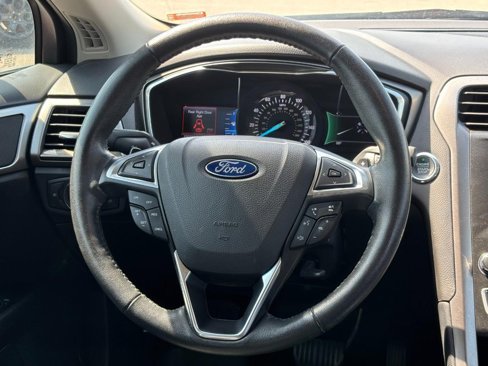 Used 2017 Ford Fusion SE w/ Fusion SE Technology Package image 12