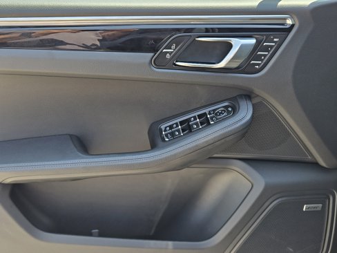 Certified 2025 Porsche Macan image 31