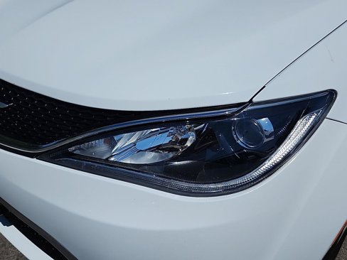 Used 2017 Chrysler Pacifica Touring-L w/ Tire & Wheel Group image 7