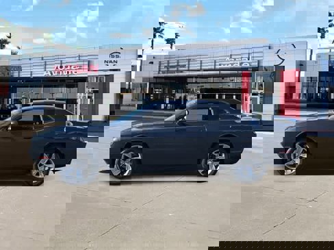 Used 2019 Dodge Challenger SXT image 3