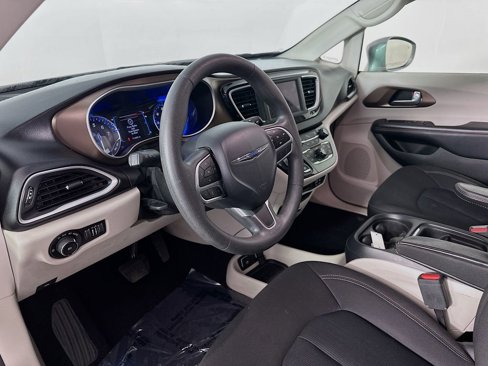 Certified 2018 Chrysler Pacifica Touring Plus w/ Tire & Wheel Group image 15
