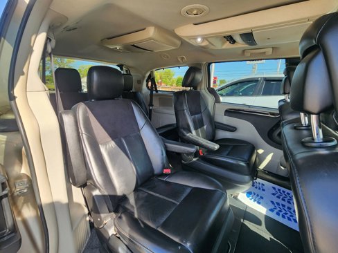 Used 2015 Chrysler Town & Country Limited Platinum w/ Trailer Tow Group image 17