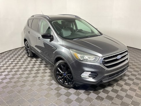 Used 2017 Ford Escape SE w/ Equipment Group 201A image 3