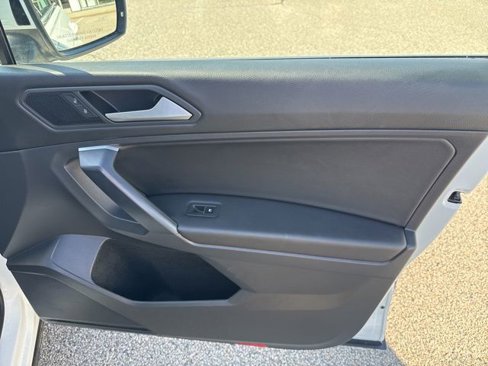 Certified 2021 Volkswagen Tiguan SE w/ Panoramic Sunroof Package image 22