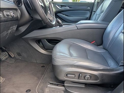 Used 2020 Buick Enclave Essence image 11