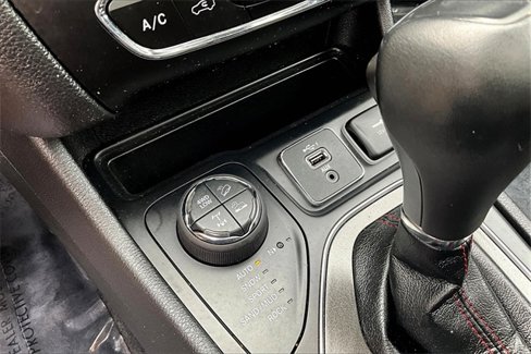 Used 2020 Jeep Cherokee Trailhawk image 16