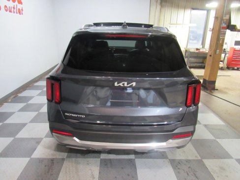 Used 2024 Kia Sorento EX w/ Panoramic Sunroof Package image 4
