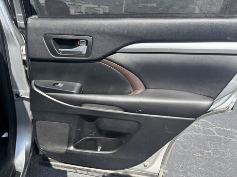 Used 2016 Toyota Highlander XLE image 18