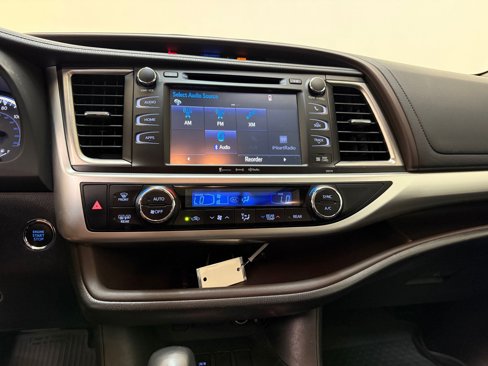 Used 2018 Toyota Highlander XLE image 32