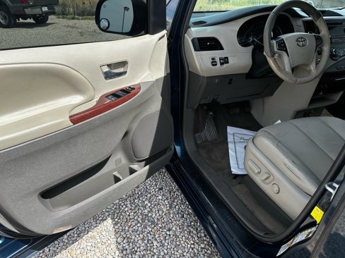 Used 2012 Toyota Sienna XLE image 31