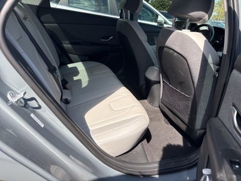 Used 2022 Hyundai Elantra Limited image 10