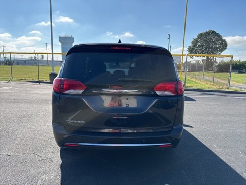 Used 2019 Chrysler Pacifica Touring-L image 3