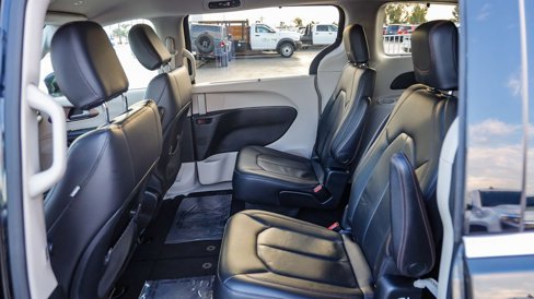 Used 2018 Chrysler Pacifica Touring-L image 19