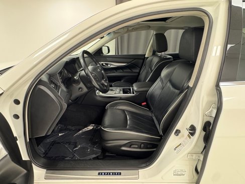 Used 2019 INFINITI Q70 Luxe image 10