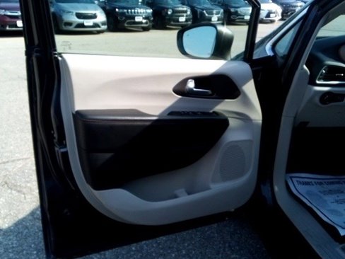 Used 2018 Chrysler Pacifica Touring Plus w/ Tire & Wheel Group image 9