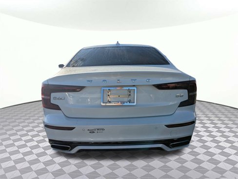 Used 2022 Volvo S60 B5 Momentum image 4