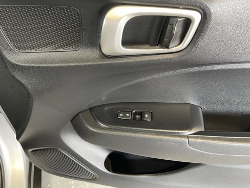 Used 2020 Hyundai Venue SE image 17