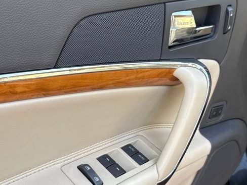 Used 2010 Lincoln MKZ image 17