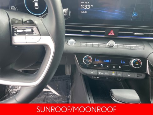 Used 2023 Hyundai Elantra Limited image 15