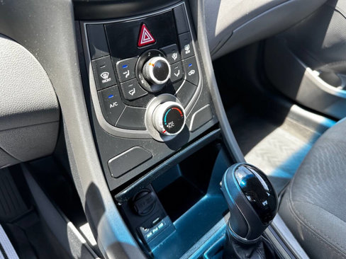 Used 2016 Hyundai Elantra SE image 17