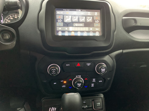 Used 2018 Jeep Renegade Latitude w/ Cold Weather Group image 16