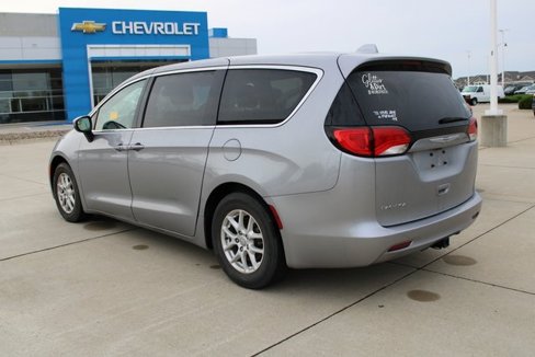 Used 2017 Chrysler Pacifica Touring image 4