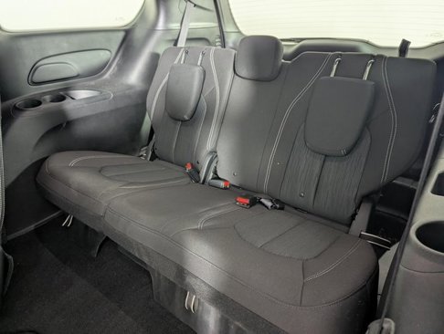Used 2020 Chrysler Pacifica Touring w/ S Appearance Package image 17
