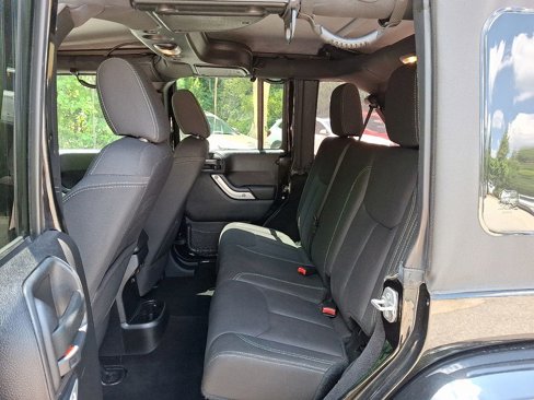 Used 2015 Jeep Wrangler Unlimited Sahara w/ Connectivity Group image 11