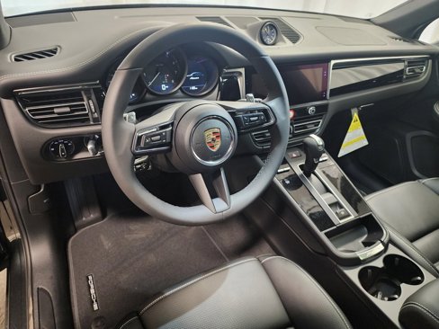 Used 2025 Porsche Macan image 4