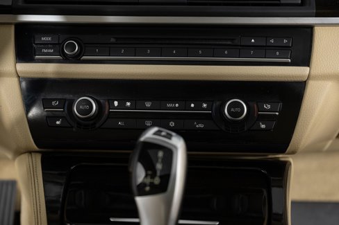 Used 2011 BMW 550i xDrive Sedan image 39