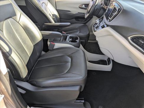 Used 2017 Chrysler Pacifica Touring-L image 21