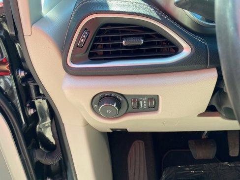 Used 2021 Chrysler Pacifica Touring-L image 12
