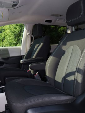 Used 2023 Chrysler Voyager LX image 32