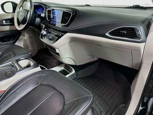 Used 2020 Chrysler Pacifica Limited image 31