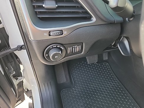 Used 2019 Jeep Cherokee Latitude Plus w/ Cold Weather Group image 7