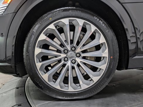 Used 2019 Audi e-tron Prestige w/ Prestige Package image 11