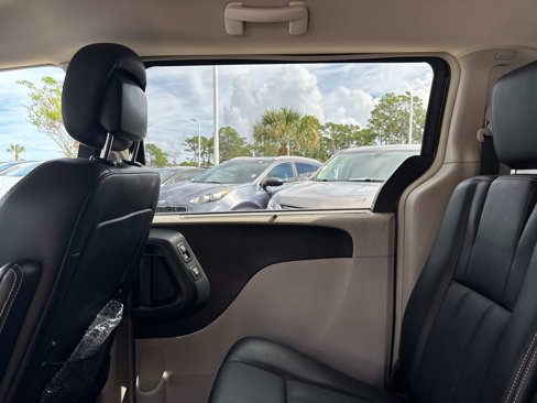 Used 2012 Chrysler Town & Country Touring-L w/ Driver Convenience Group image 14