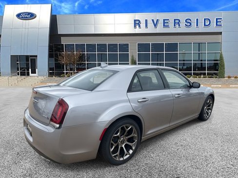 Used 2018 Chrysler 300 S w/ 300S Premium Group image 4