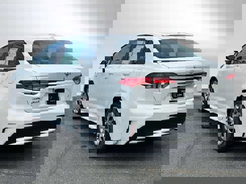 Used 2021 Toyota Corolla LE image 5