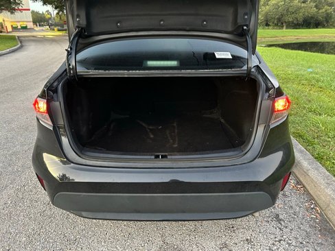 Used 2021 Toyota Corolla LE image 10