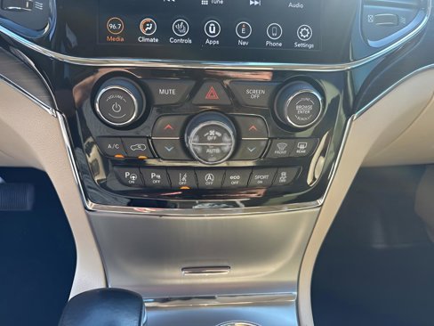 Certified 2020 Jeep Grand Cherokee Limited w/ Luxury Group II image 32