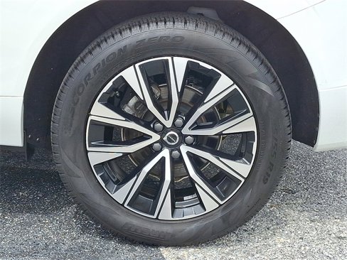 Used 2023 Volvo XC60 B5 Plus image 8