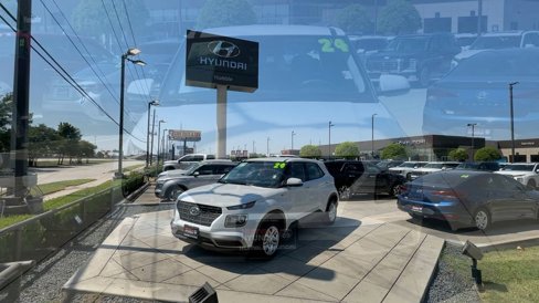 Certified 2024 Hyundai Venue SE image 8